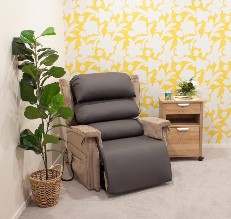Cubro Configura bariatric tilt-in-space chair, reclined