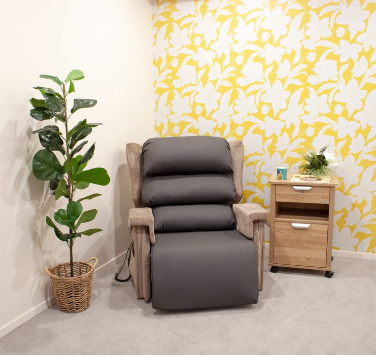 Cubro Configura bariatric tilt-in-space chair, side view