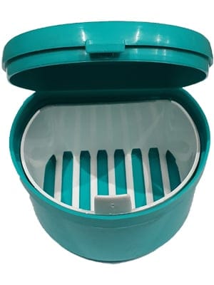 Denture cup with strainer and lid